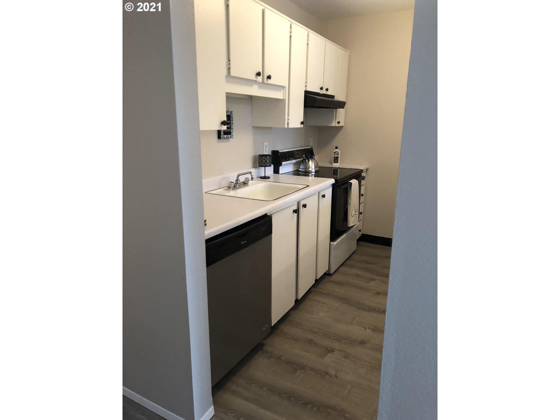 7522 Southwest Barnes Road, Unit G Portland, OR 97225 - Photo 7 of 8 Gallery Image 7