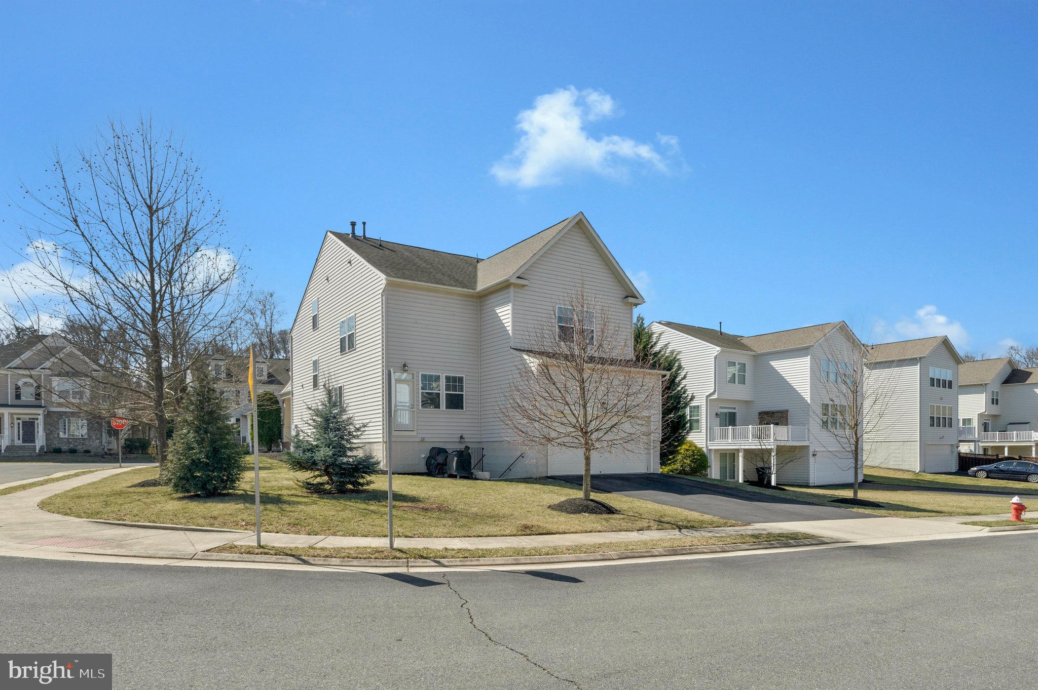 41008 Indigo Place Leesburg, VA 20175 - Photo 50 of 59 a view of a house with a entertaining space