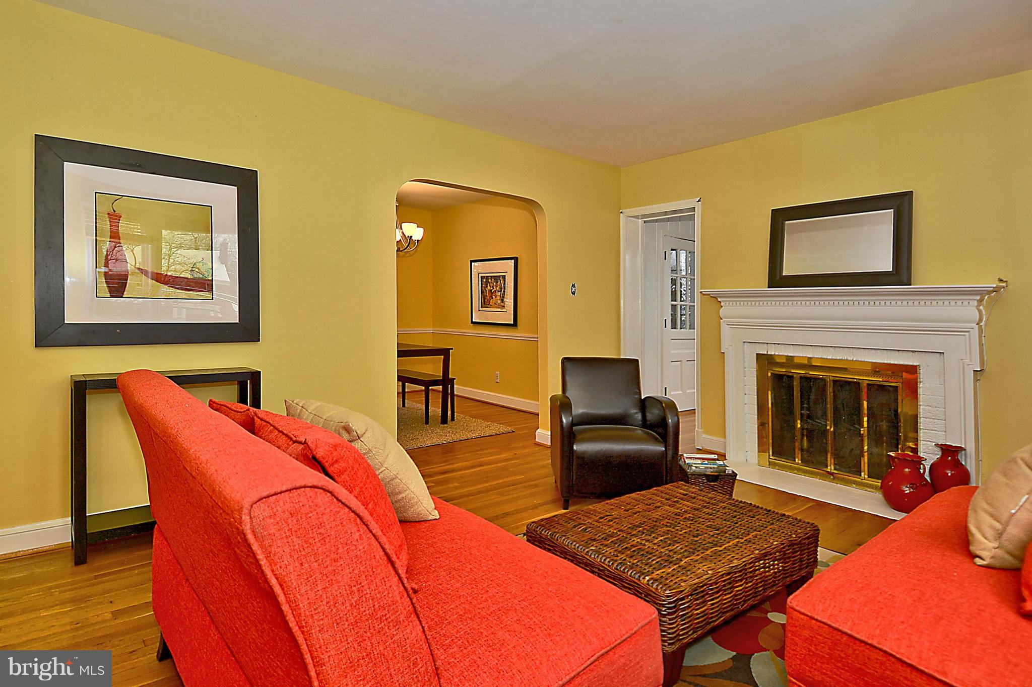 401 Mansfield Road Silver Spring, MD 20910 - Photo 2 of 29 Living Room