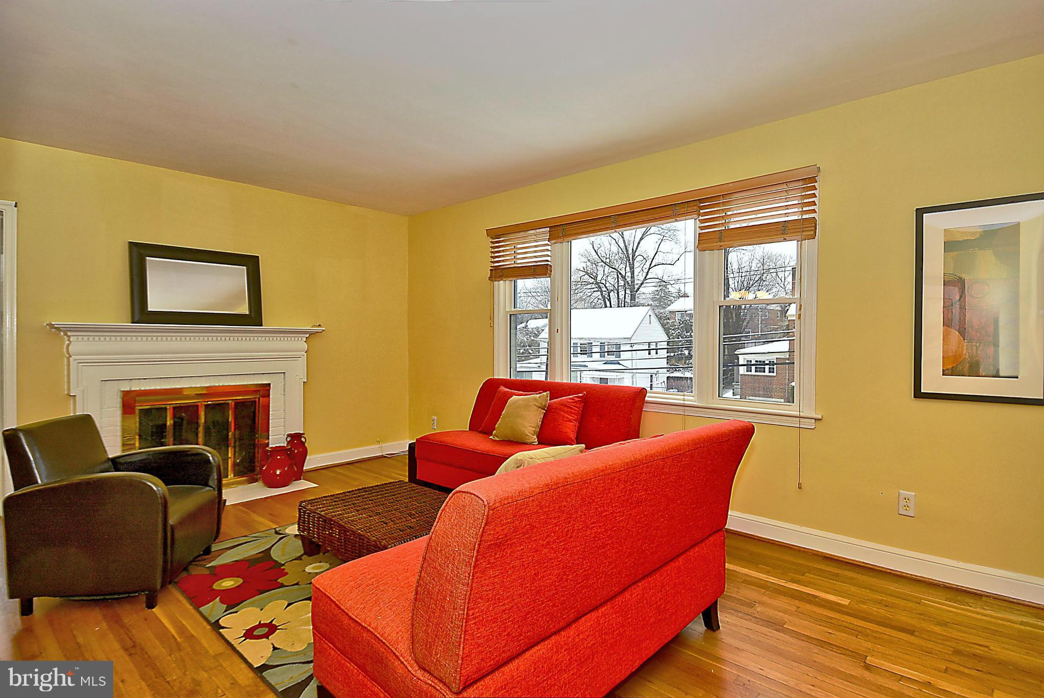 401 Mansfield Road Silver Spring, MD 20910 - Photo 3 of 29 Living Room