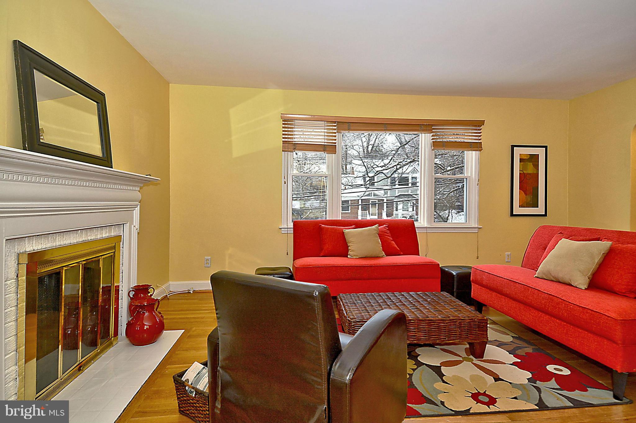 401 Mansfield Road Silver Spring, MD 20910 - Photo 4 of 29 Living Room