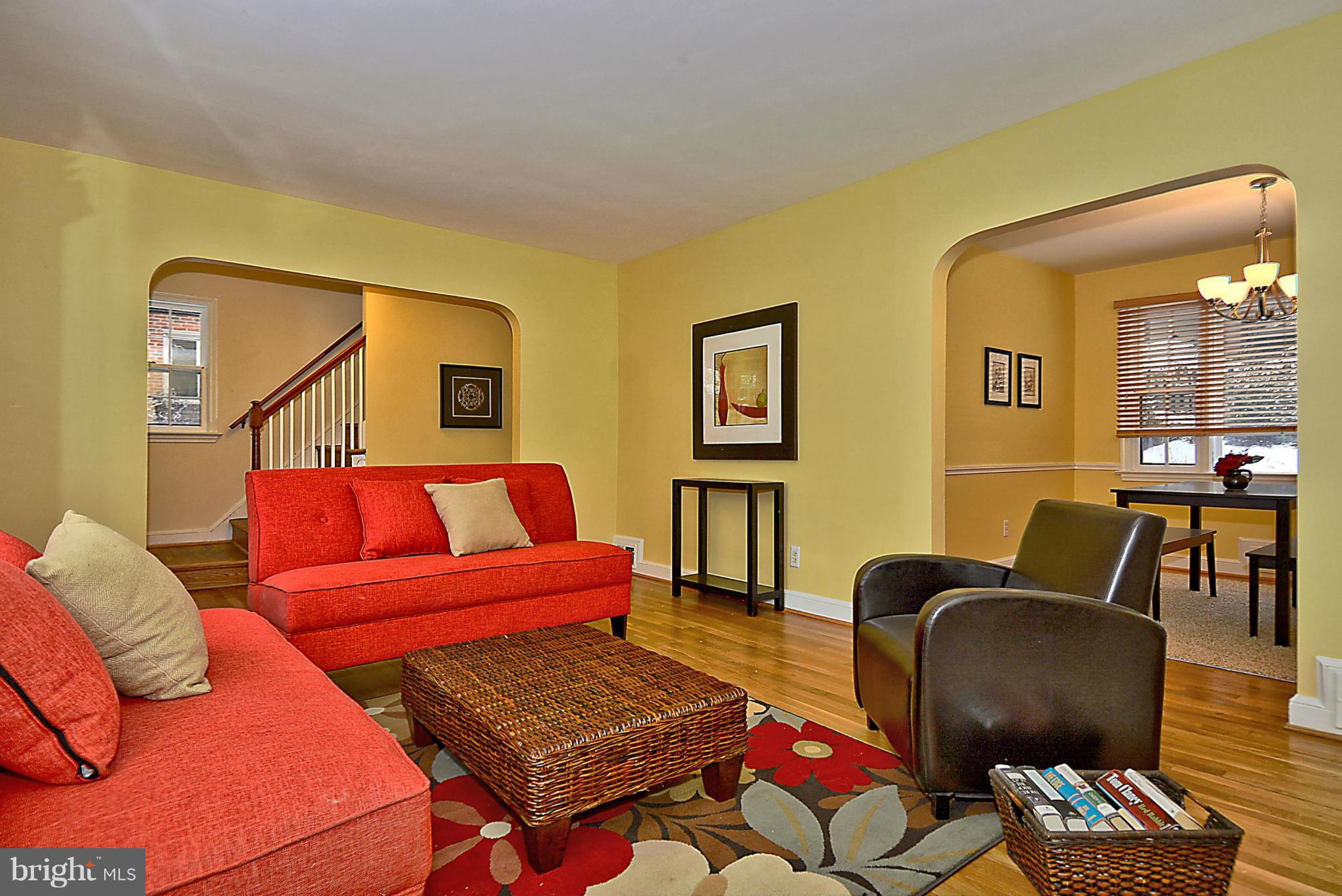 401 Mansfield Road Silver Spring, MD 20910 - Photo 5 of 29 Living Room