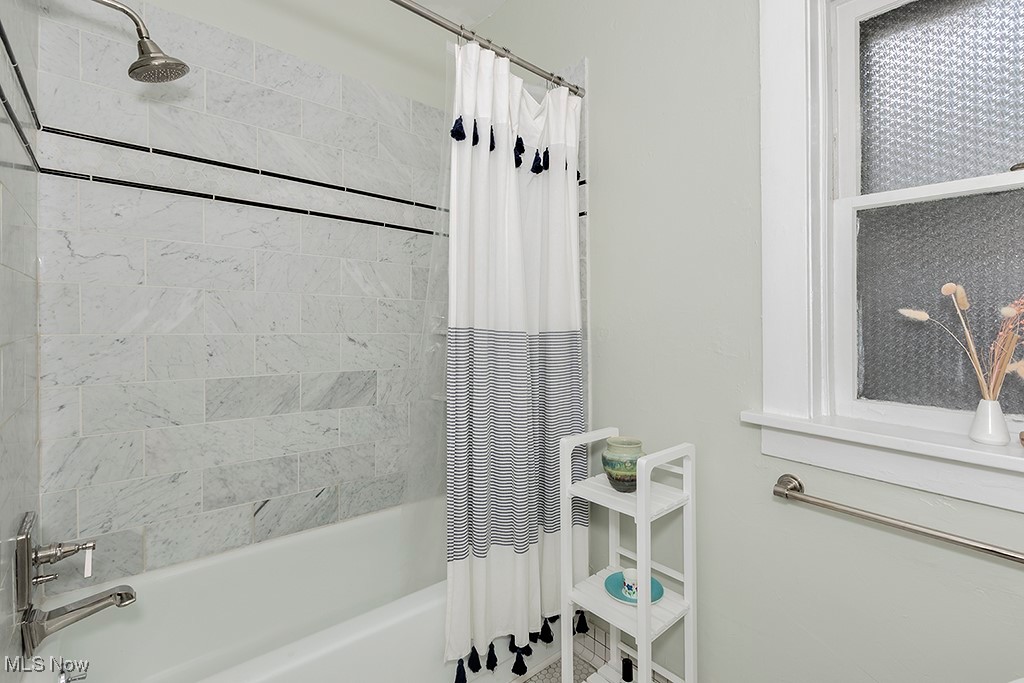 2472 Derbyshire Road, Unit 4 Cleveland, OH 44106 - Photo 23 of 27 Full Bathroom with Tub in the Hallway