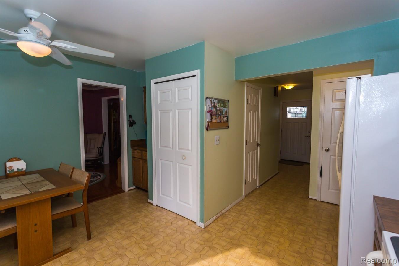 2135 North Fairview Lane Rochester, MI 48306 - Photo 16 of 50 16-BreakfastNook-Foyer.jpg