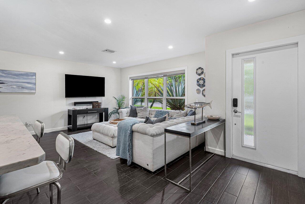855 Berkley Street Boca Raton, FL 33487 - Photo 5 of 45 005-855BerkleyStreet-BocaRaton-FL-33487-