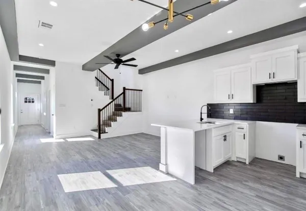 a view of entryway and kitchen