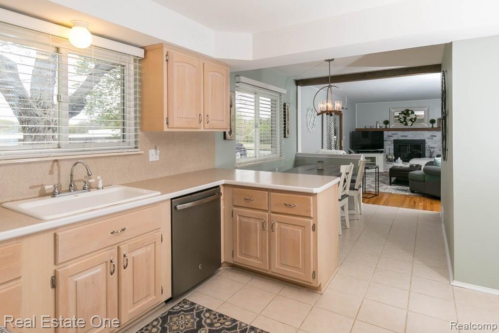 16472 Riverside Street Livonia, MI 48154 - Photo 10 of 27 Gallery Image 10