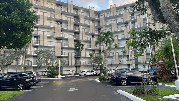 $1,950 | 20500 West Country Club Drive, Unit 117, Aventura, FL 33180
