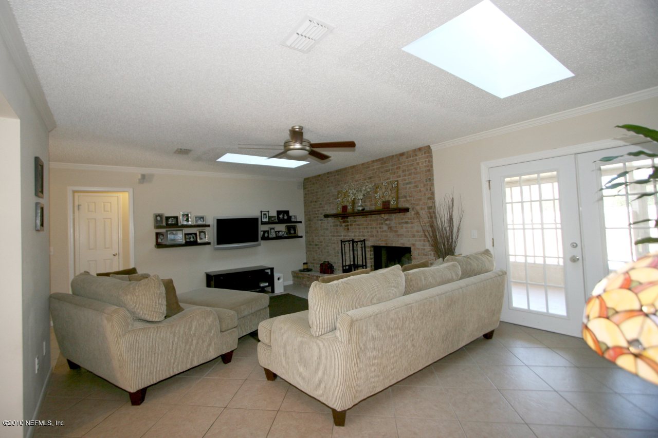 9122 Latimer Road West Jacksonville, FL 32257 - Photo 4 of 18 Family Room