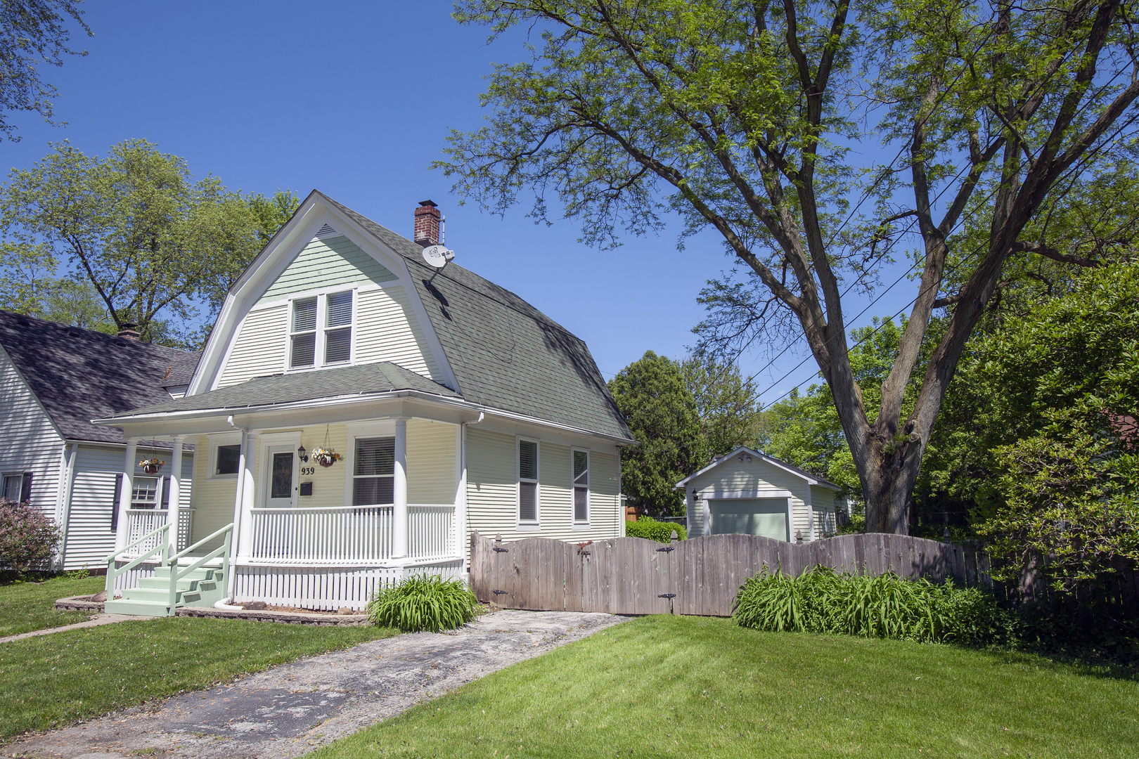 939 St John Street Elgin, IL 60120 - Photo 2 of 21