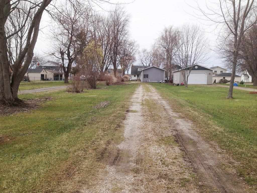 5127 Pointe Tremble Road Algonac, MI 48001 - Photo 4 of 10 31191146-3.JPG
