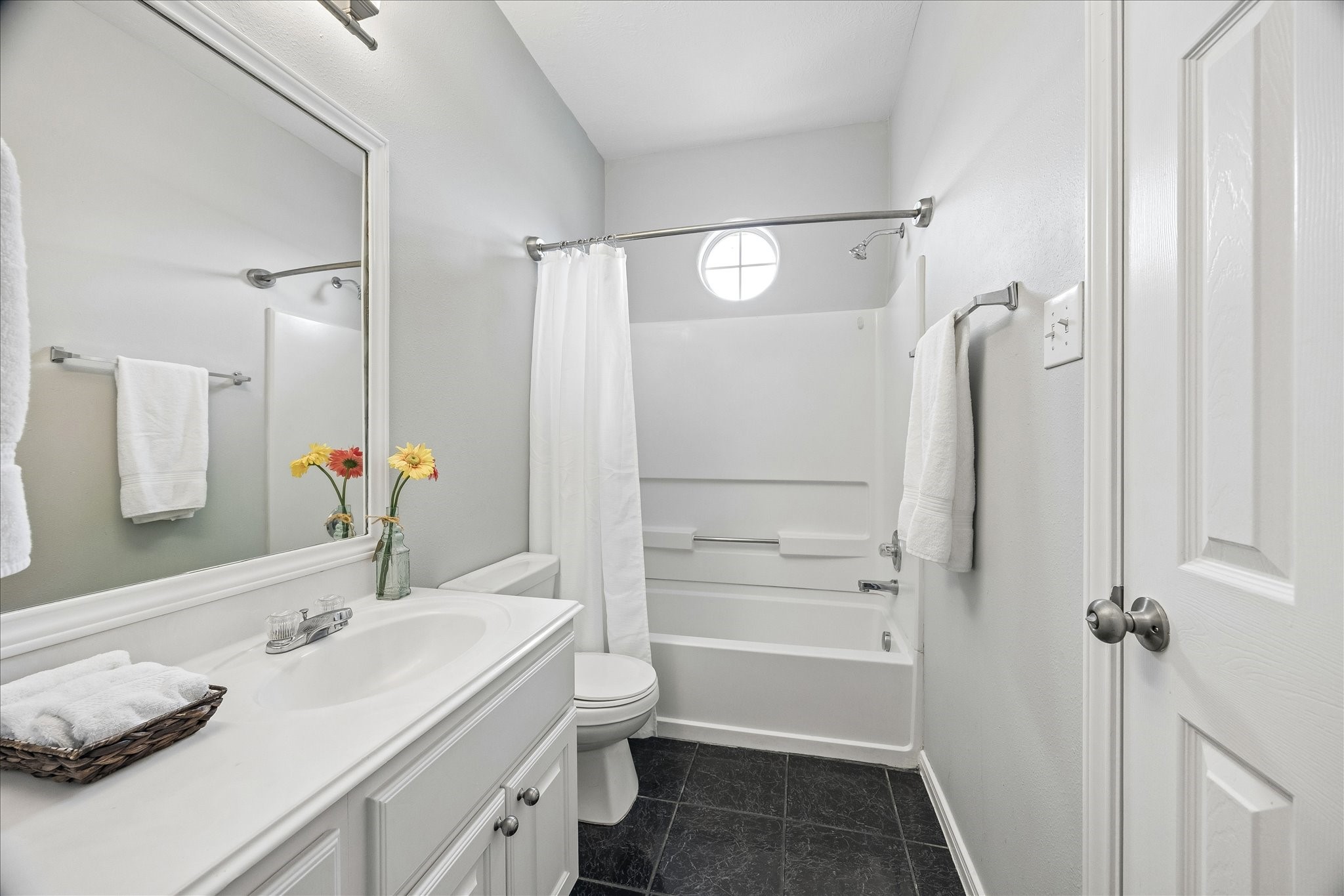 607 Travis Street, Unit 9 Webster, TX 77598 - Photo 20 of 32 Secondary full bath with bright, neutral finishes.