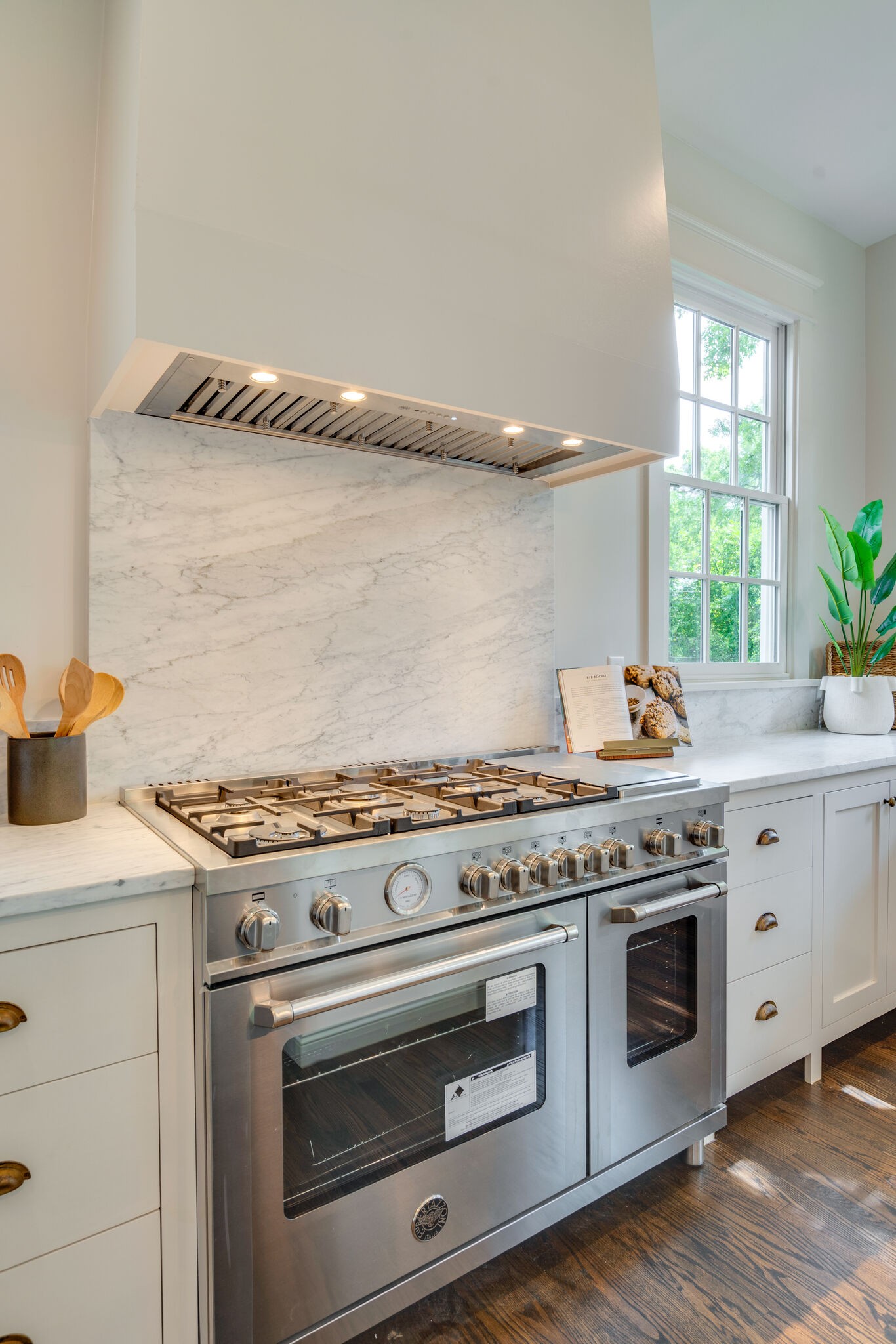 249 Lauderdale Road Nashville, TN 37205 - Photo 20 of 66 a stove top oven sitting inside of a kitchen