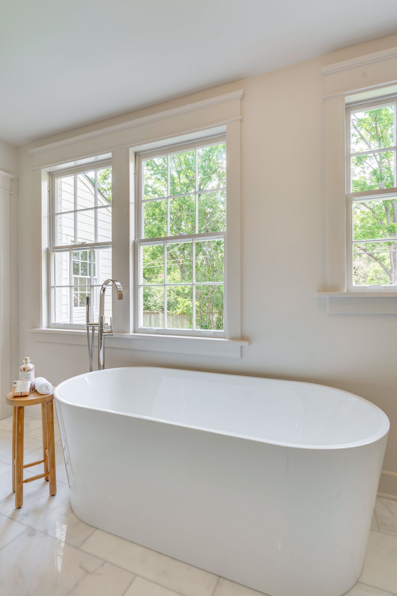 249 Lauderdale Road Nashville, TN 37205 - Photo 34 of 66 a bathroom with bathtub and window