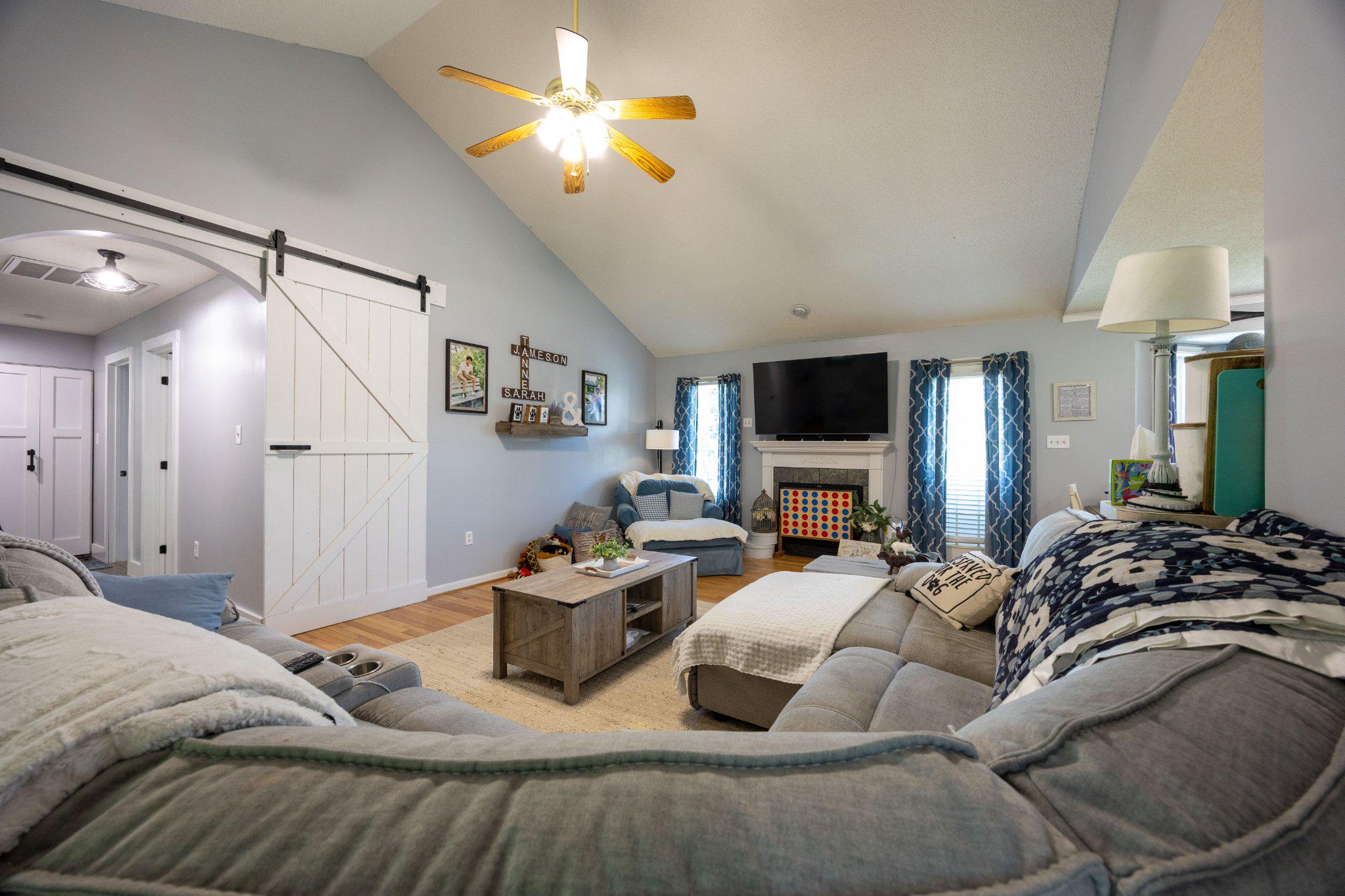 677 Ridge Road South Martinsburg, WV 25403 - Photo 17 of 72 Living Room