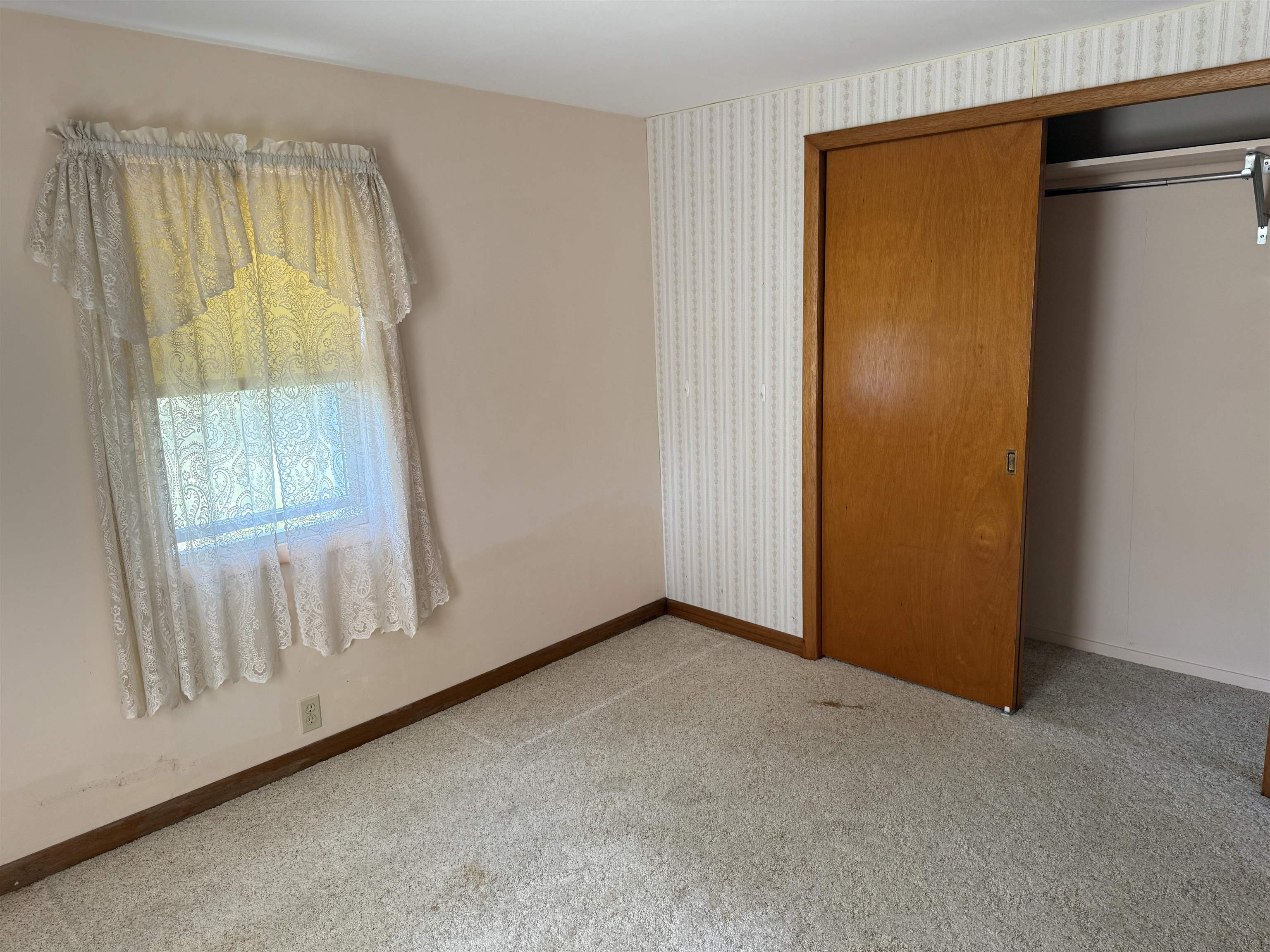 3018 West Beaver Road Freeport, IL 61032 - Photo 18 of 26 an empty room with window