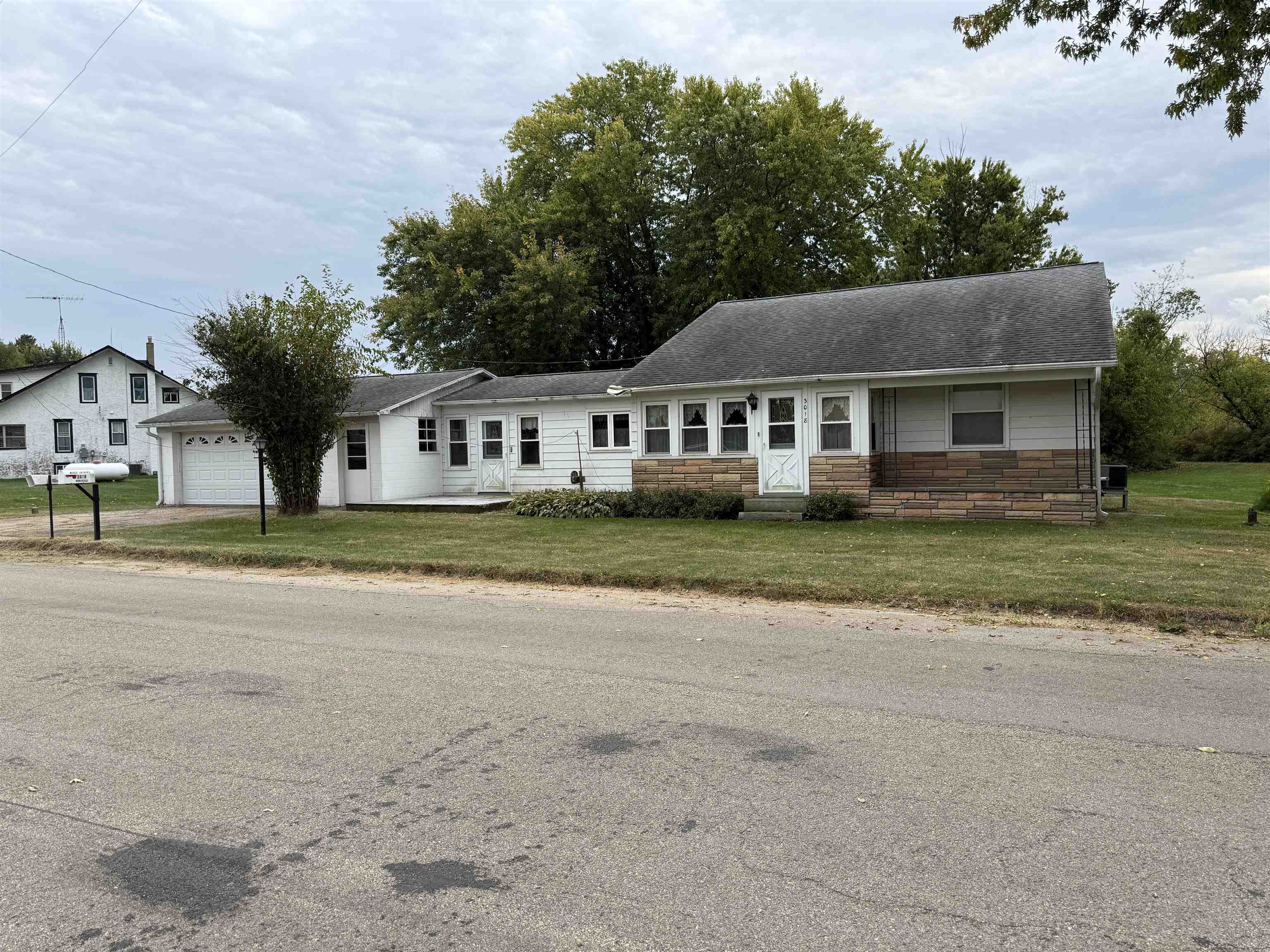 3018 West Beaver Road Freeport, IL 61032 - Photo 3 of 26 front view of house with a yard