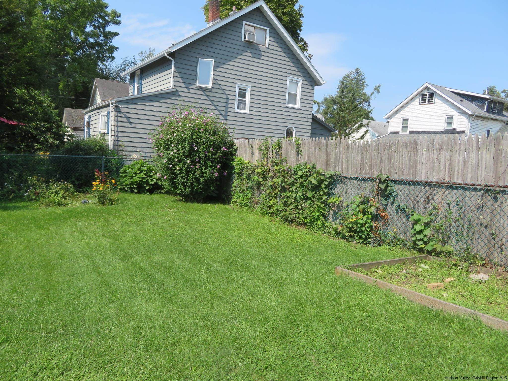 27 Pine Street Kingston, NY 12401 - Photo 30 of 32 a front view of a house with garden