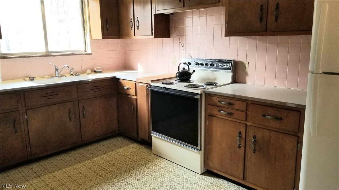332 Kenridge Road Akron, OH 44333 - Photo 17 of 26 2nd Floor - Eat-in Kitchen