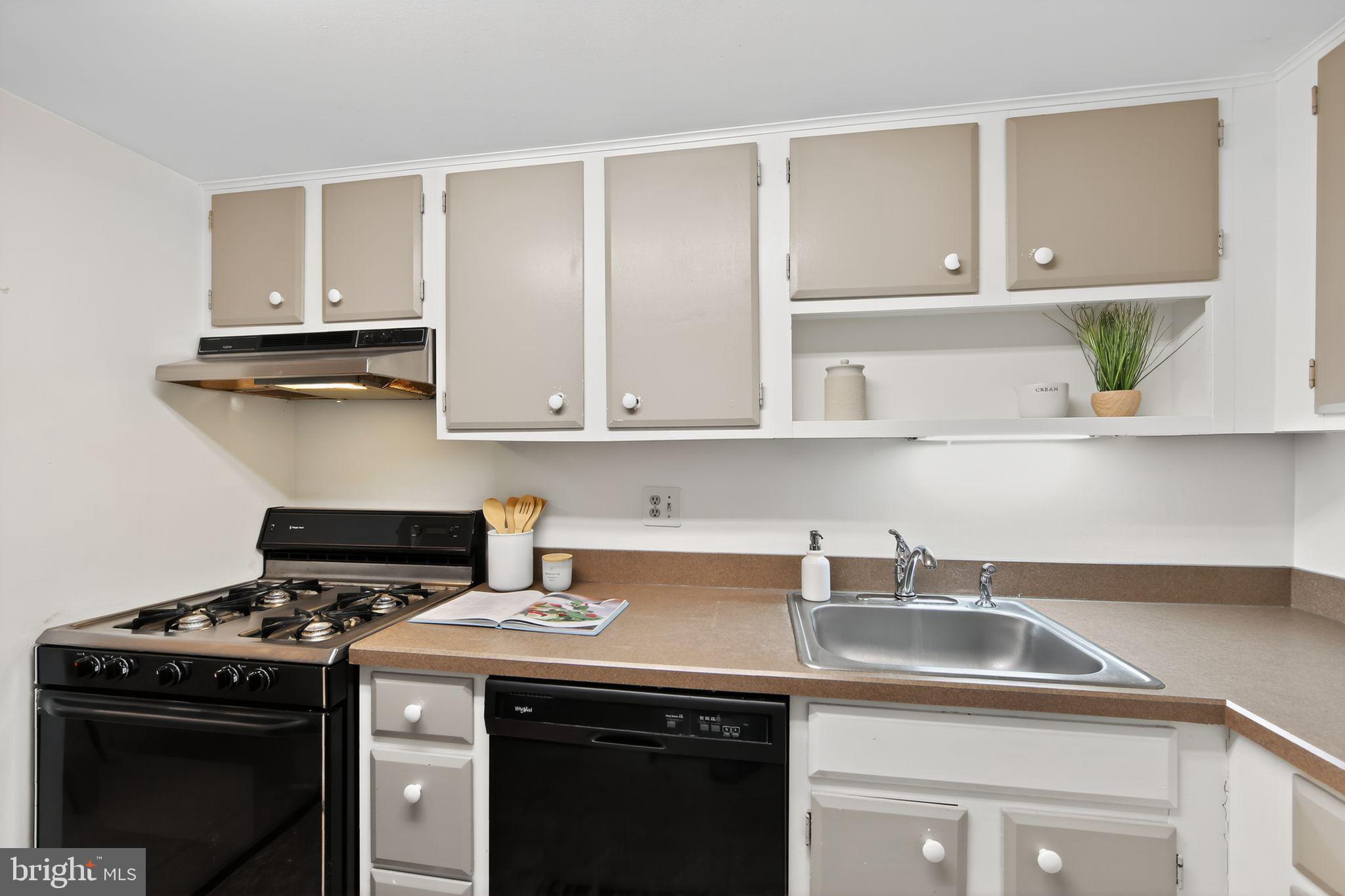 363 Old Forge Crossing, Unit 363 Devon, PA 19333 - Photo 14 of 32 Kitchen with gas range