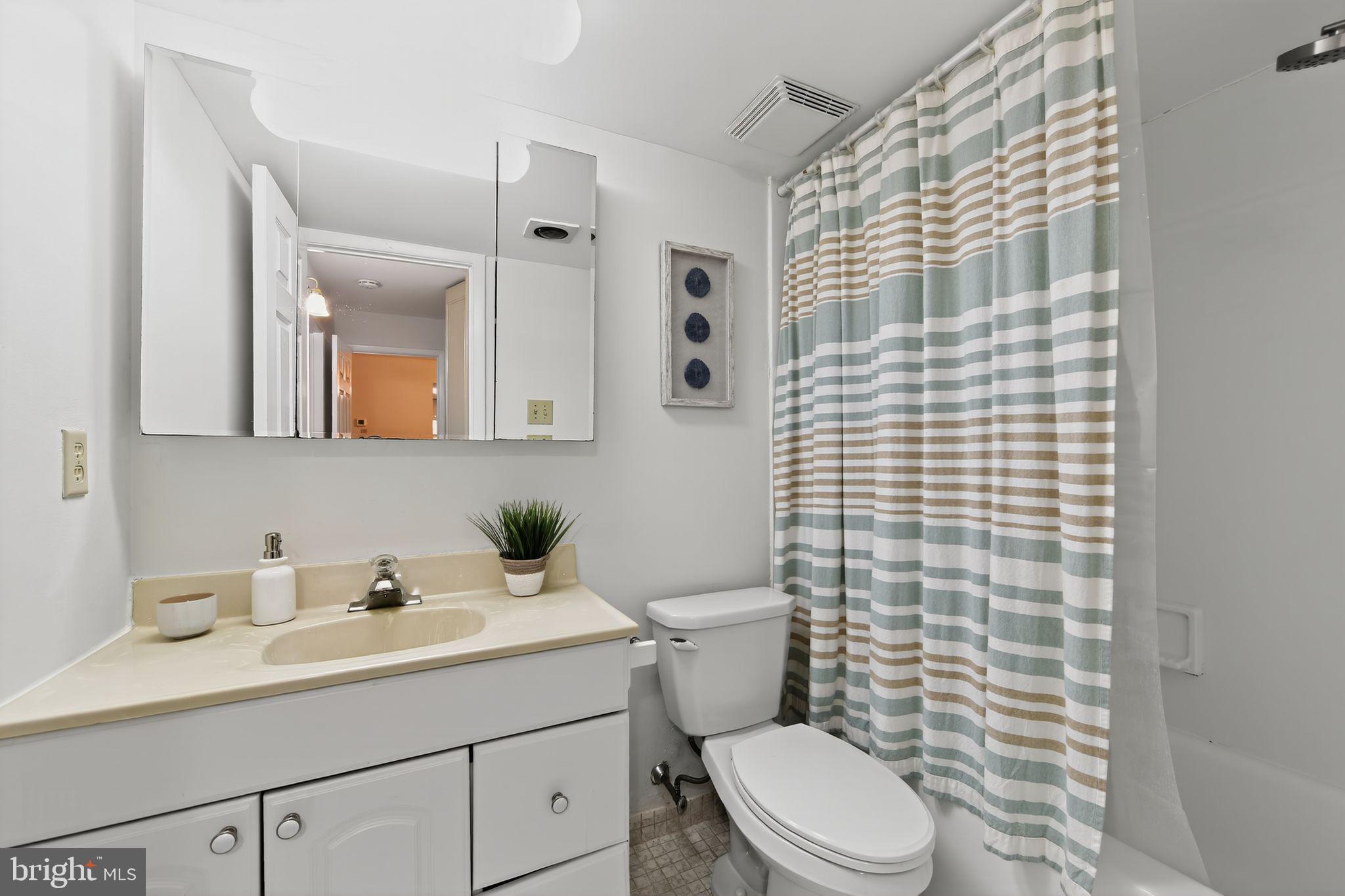 363 Old Forge Crossing, Unit 363 Devon, PA 19333 - Photo 23 of 32 Neutral bathroom with tub shower