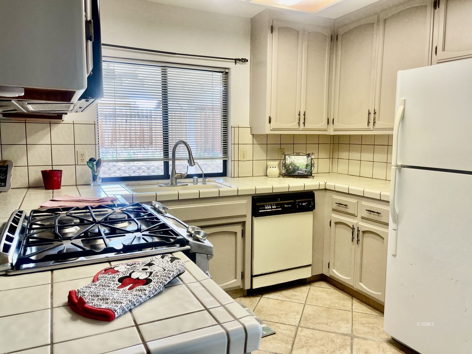 225 Michele Street Ridgecrest, CA 93555 - Photo 4 of 36 a kitchen with a stove a refrigerator and a sink