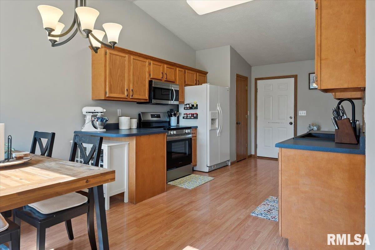 504 Bitterroot Drive Athens, IL 62613 - Photo 8 of 33 Gallery Image 8