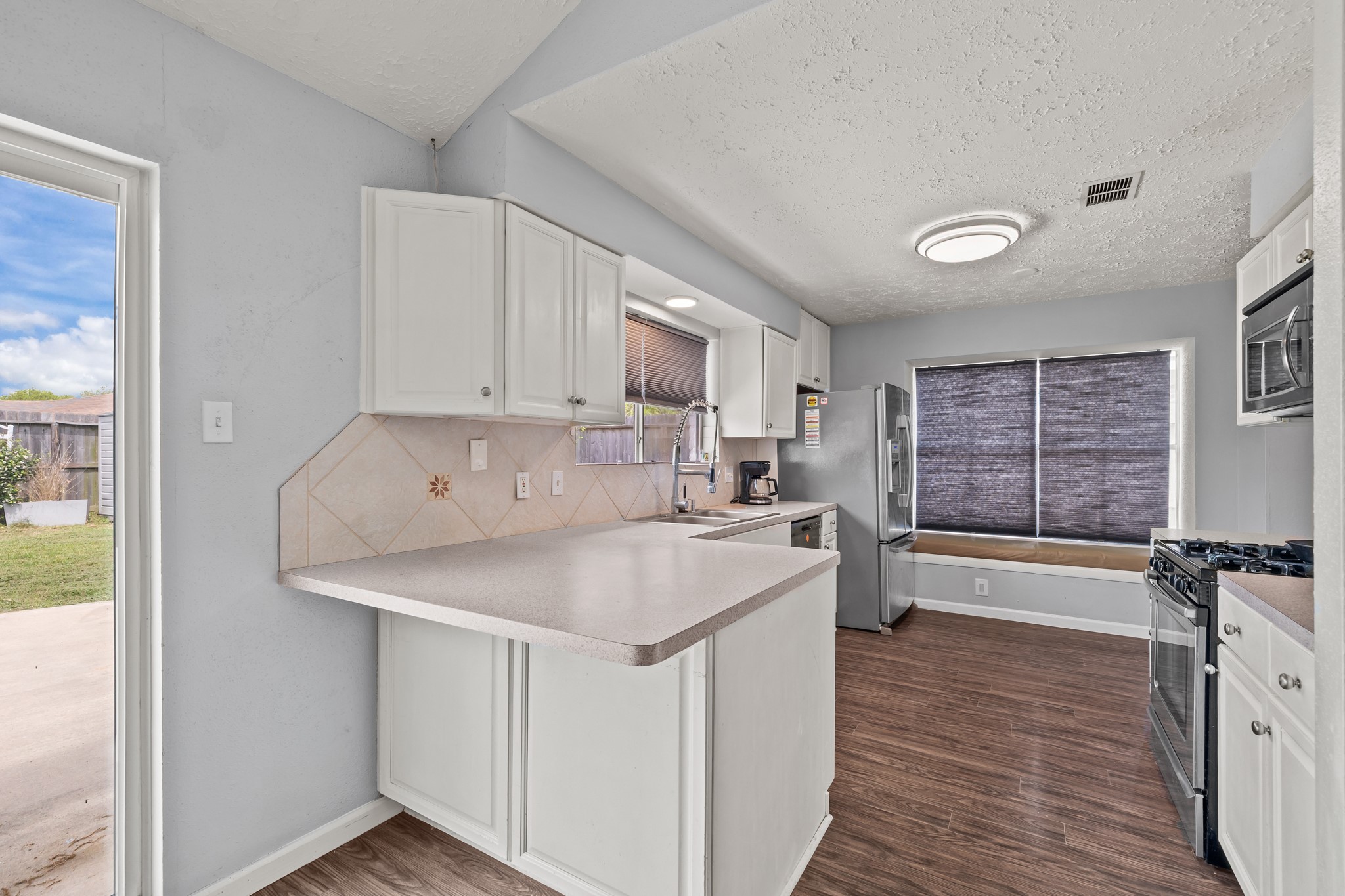 403 Buoy Road Houston, TX 77598 - Photo 8 of 22 Kitchen