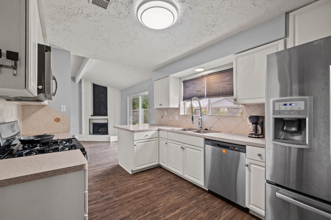 403 Buoy Road Houston, TX 77598 - Photo 9 of 22 Kitchen