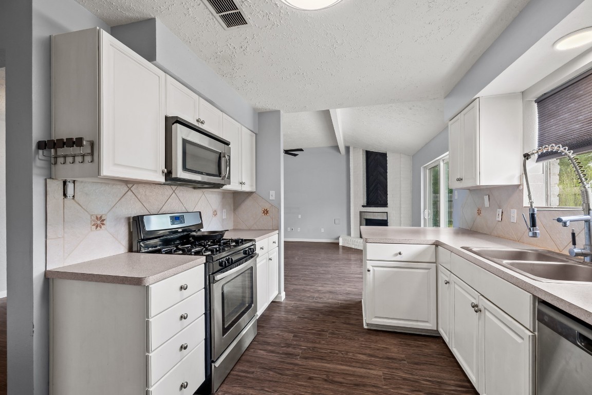 403 Buoy Road Houston, TX 77598 - Photo 10 of 22 Kitchen