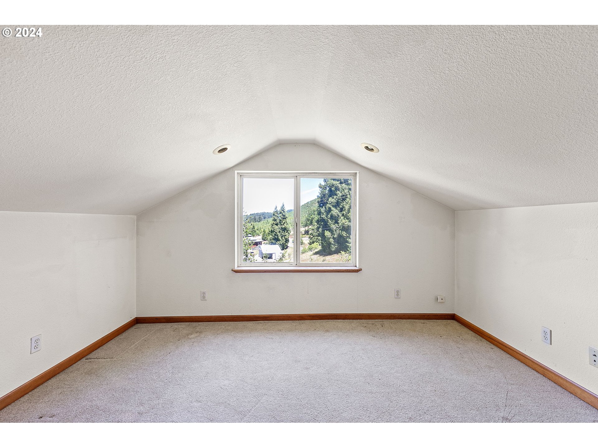 6551 Elkhead Road Yoncalla, OR 97499 - Photo 20 of 39 an empty room with a window