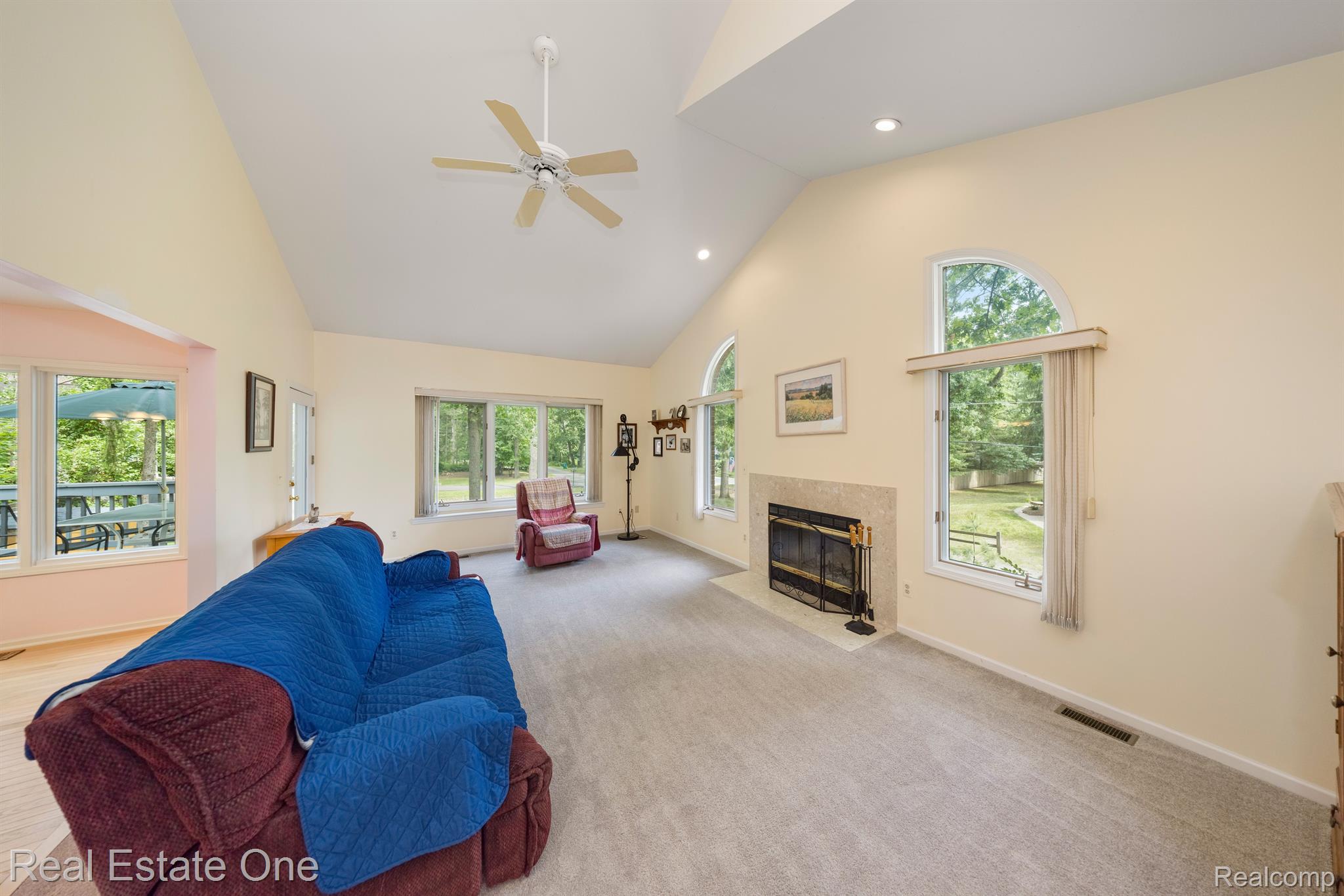 2520 South Commerce Road Walled Lake, MI 48390 - Photo 4 of 56 Beautiful Natural Light
