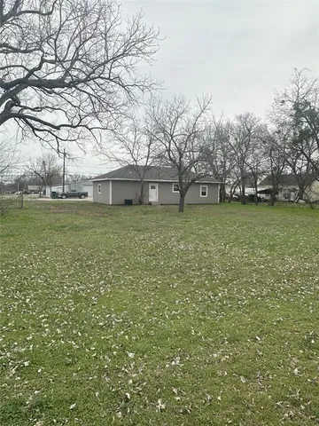 a view of a yard with a tree