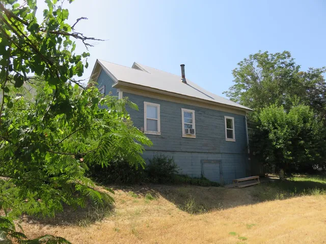 a living room with lots of furniture and a ceiling fan
