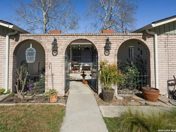a view of entryway with garden