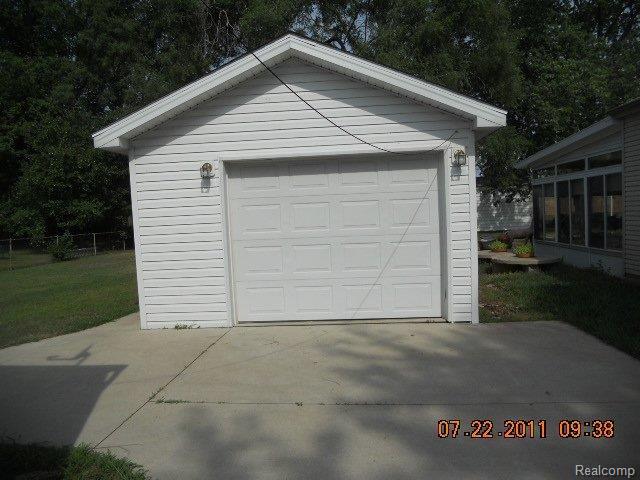 15403 Dayton Road Monroe, MI 48161 - Photo 3 of 11 15403 Dayton garage
