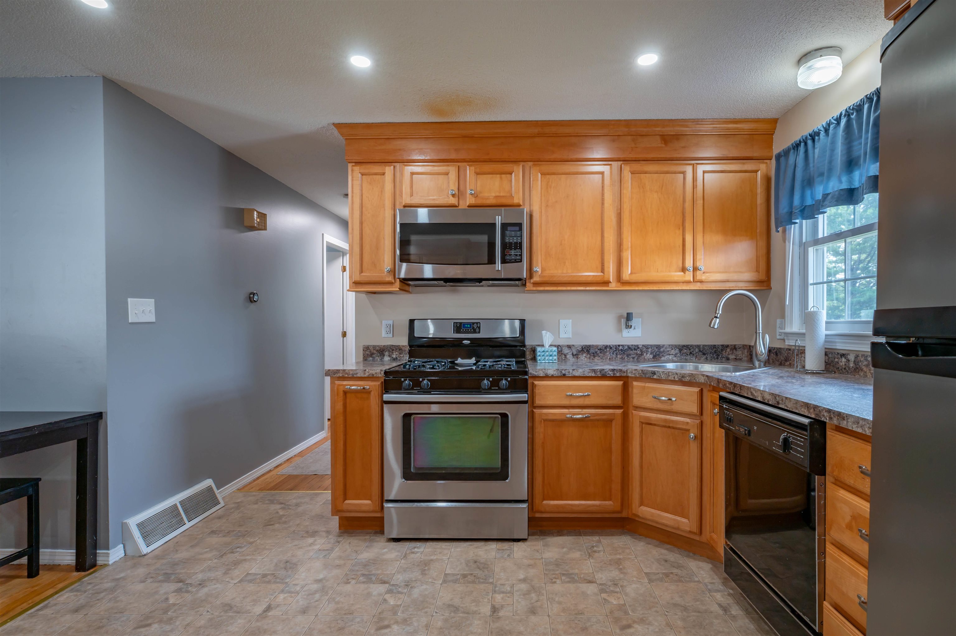 39 Norwich Road Nashua, NH 03062 - Photo 8 of 26 Gallery Image 8