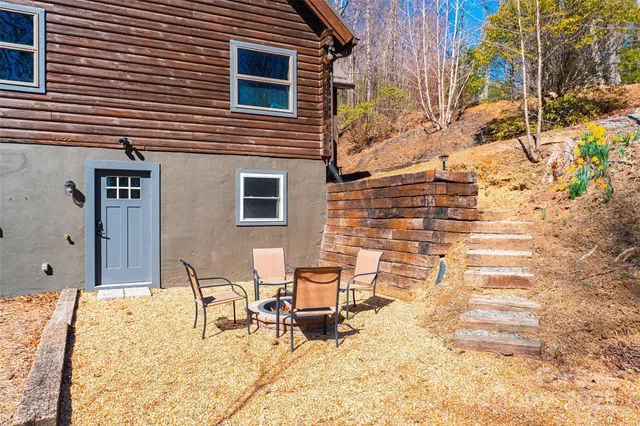 a view of entryway with a flower garden