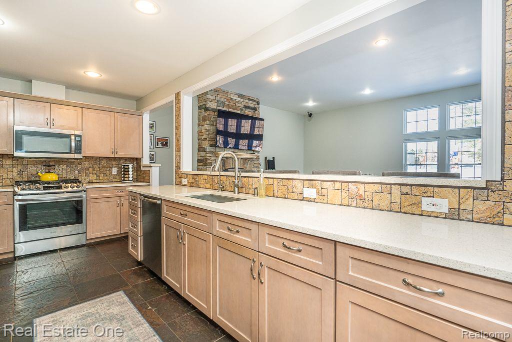 410 Maplehill Road Rochester Hills, MI 48306 - Photo 15 of 56