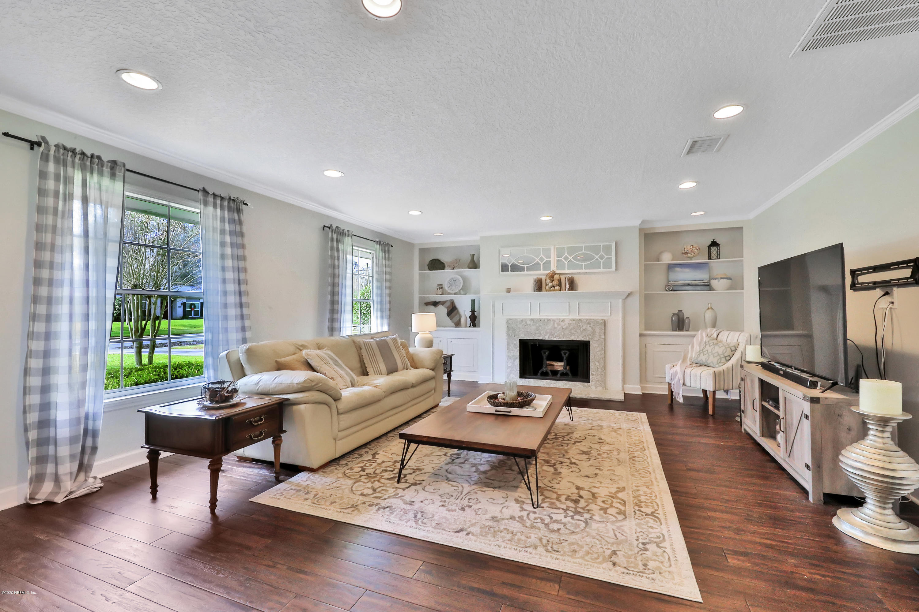 9449 Wexford Road Jacksonville, FL 32257 - Photo 11 of 46 Living Room