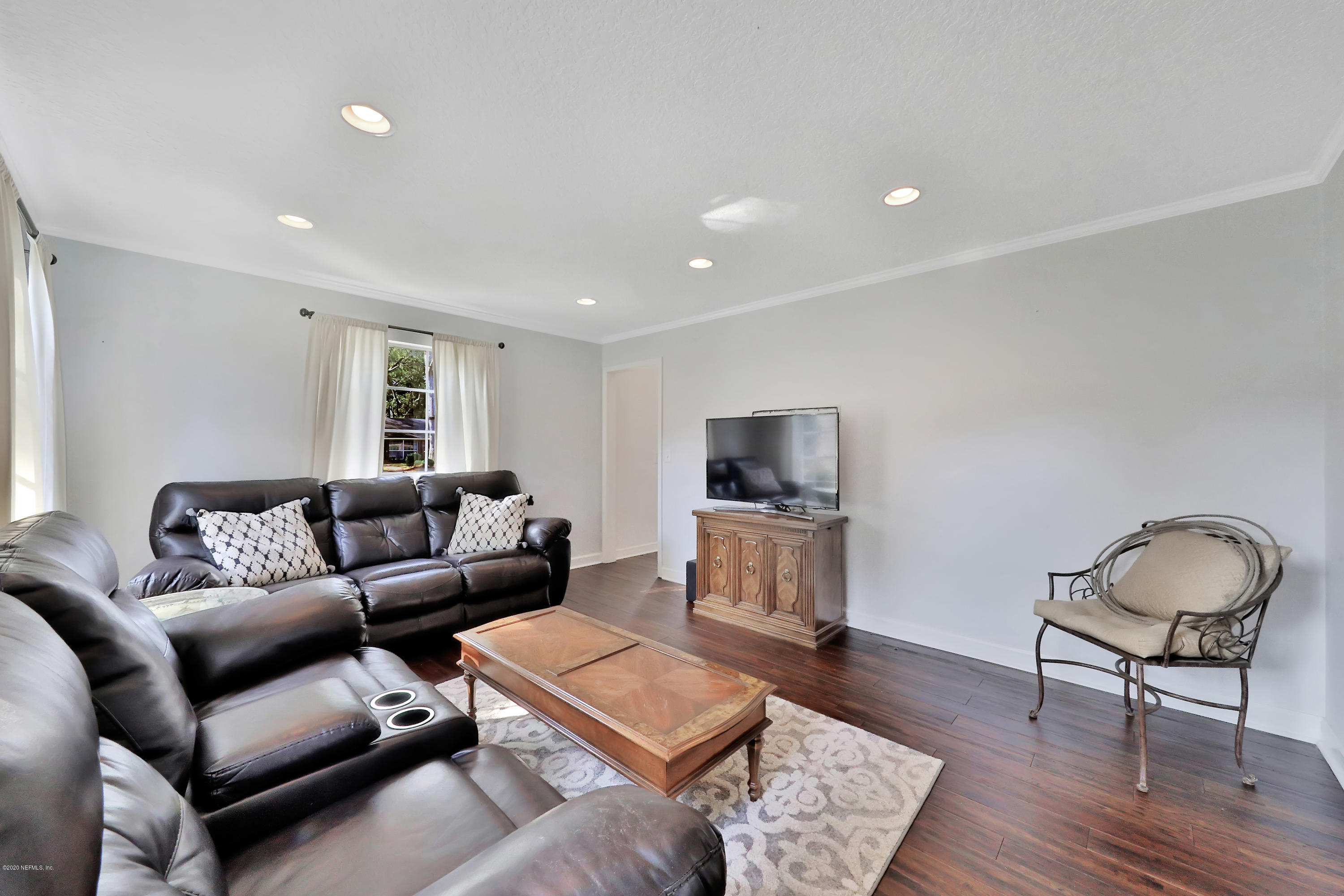 9449 Wexford Road Jacksonville, FL 32257 - Photo 15 of 46 Living room