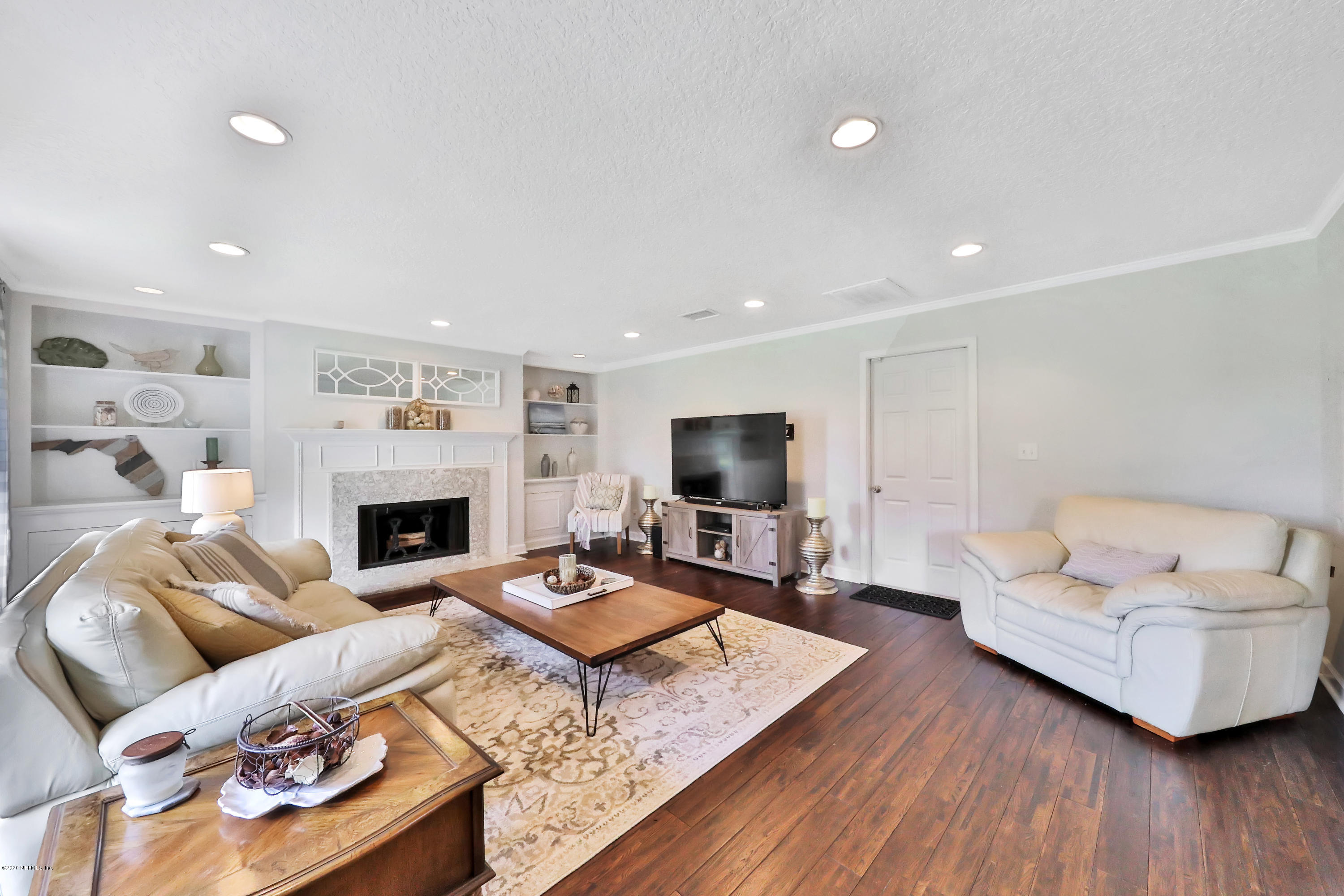 9449 Wexford Road Jacksonville, FL 32257 - Photo 9 of 46 Living Room