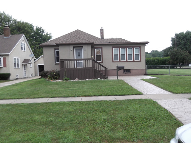 404 West Minnesota Street Spring Valley, IL 61362 - Photo 1 of 19 a front view of a house with a garden