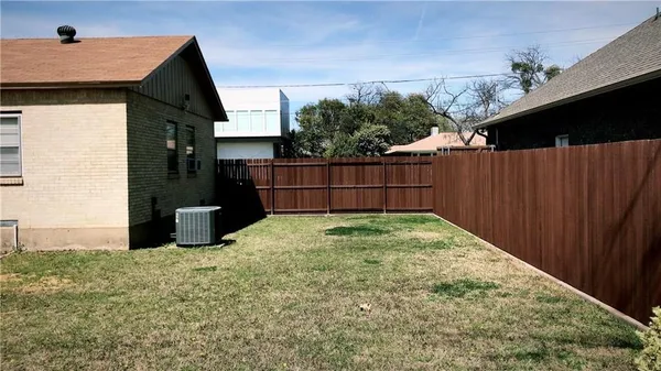a view of a backyard
