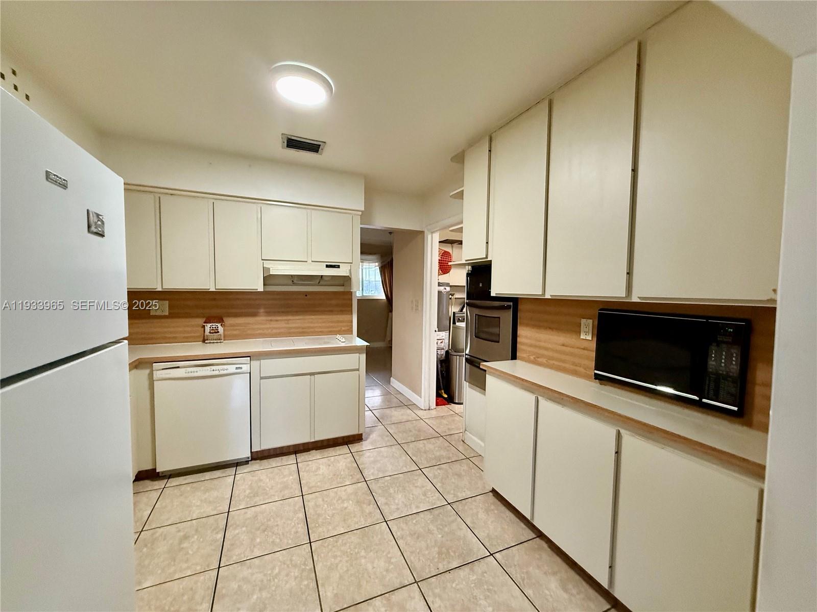 2801 Southwest 92nd Court Miami, FL 33165 - Photo 11 of 32