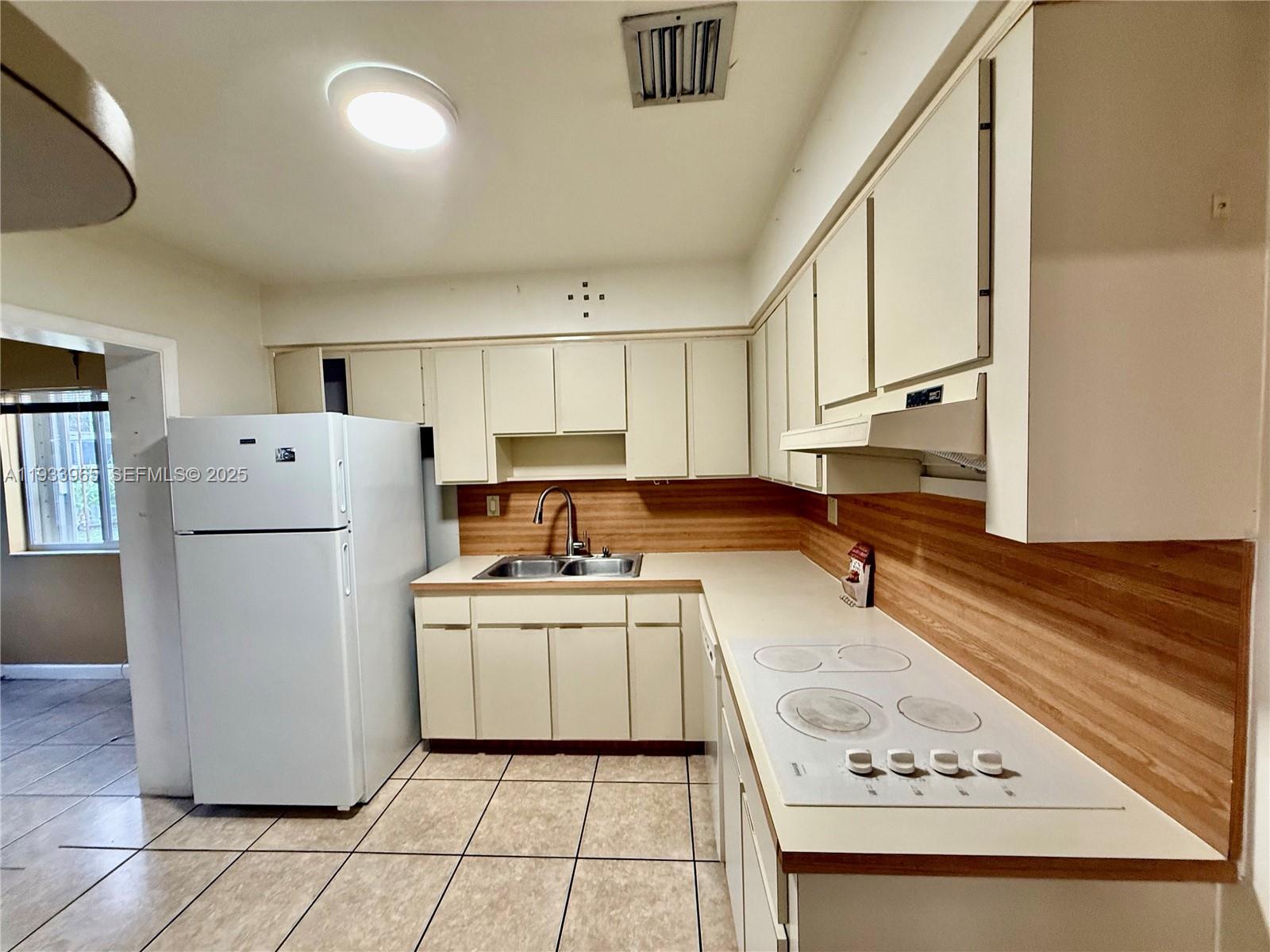 2801 Southwest 92nd Court Miami, FL 33165 - Photo 12 of 32