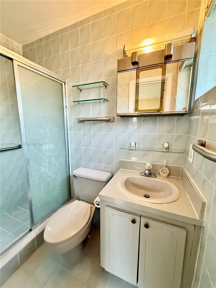 2801 Southwest 92nd Court Miami, FL 33165 - Photo 19 of 32 En-suite Bathroom Primary Bedroom