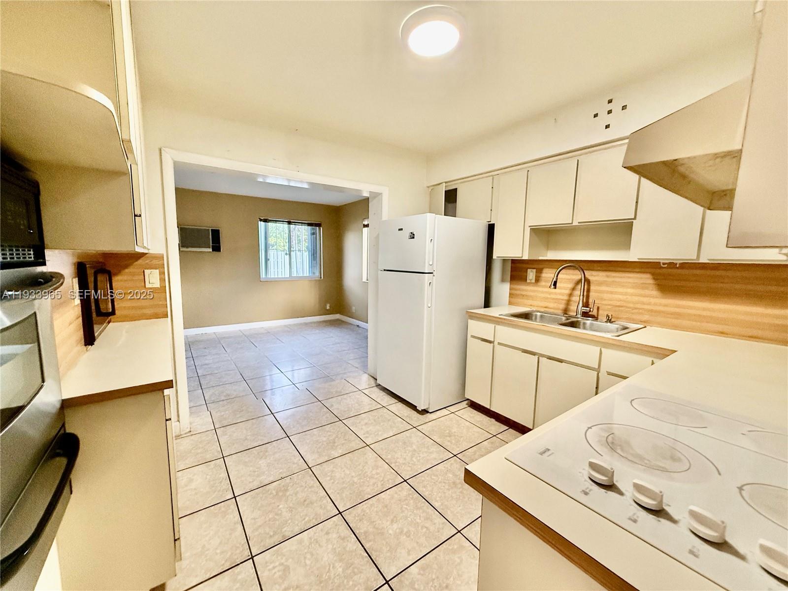 2801 Southwest 92nd Court Miami, FL 33165 - Photo 10 of 32 Kitchen/Family Room