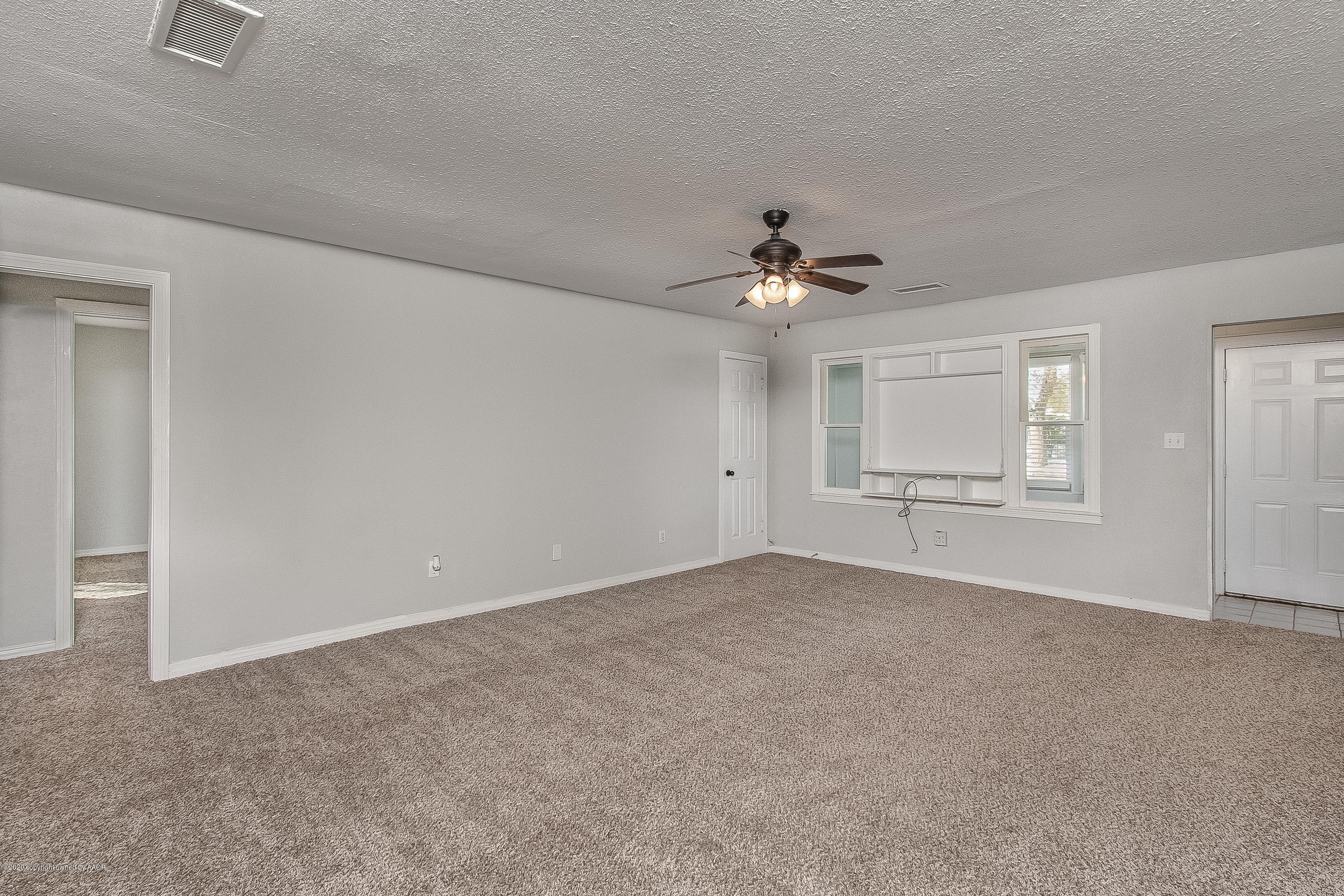 4601 Parker Street Amarillo, TX 79110 - Photo 4 of 21 004_Living Room