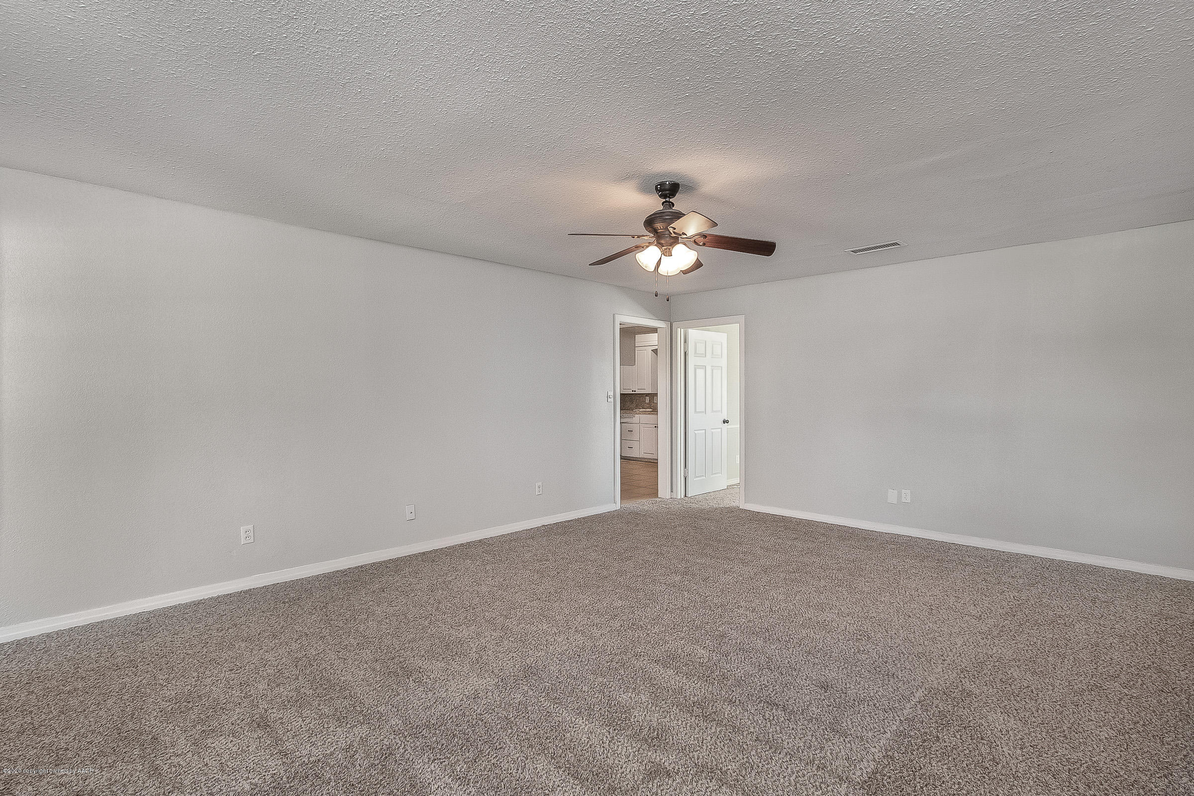 4601 Parker Street Amarillo, TX 79110 - Photo 5 of 21 005_Living Room 2
